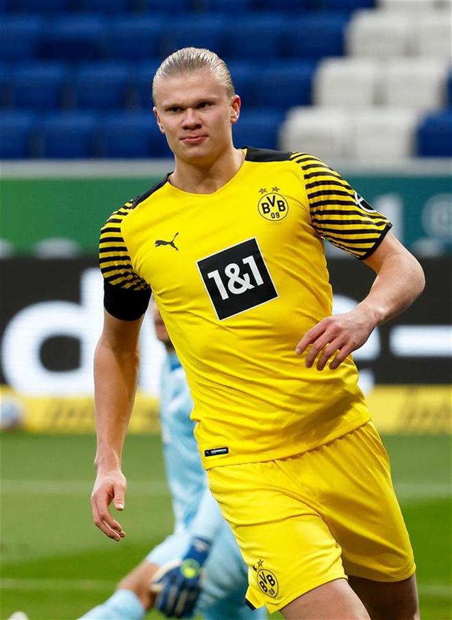 成都球迷怒喷自家球员：球迷和谁有仇你们就输谁，我们要不要脸？（成都球迷怒斥本队球员：遇到仇家就输？颜面何在？）