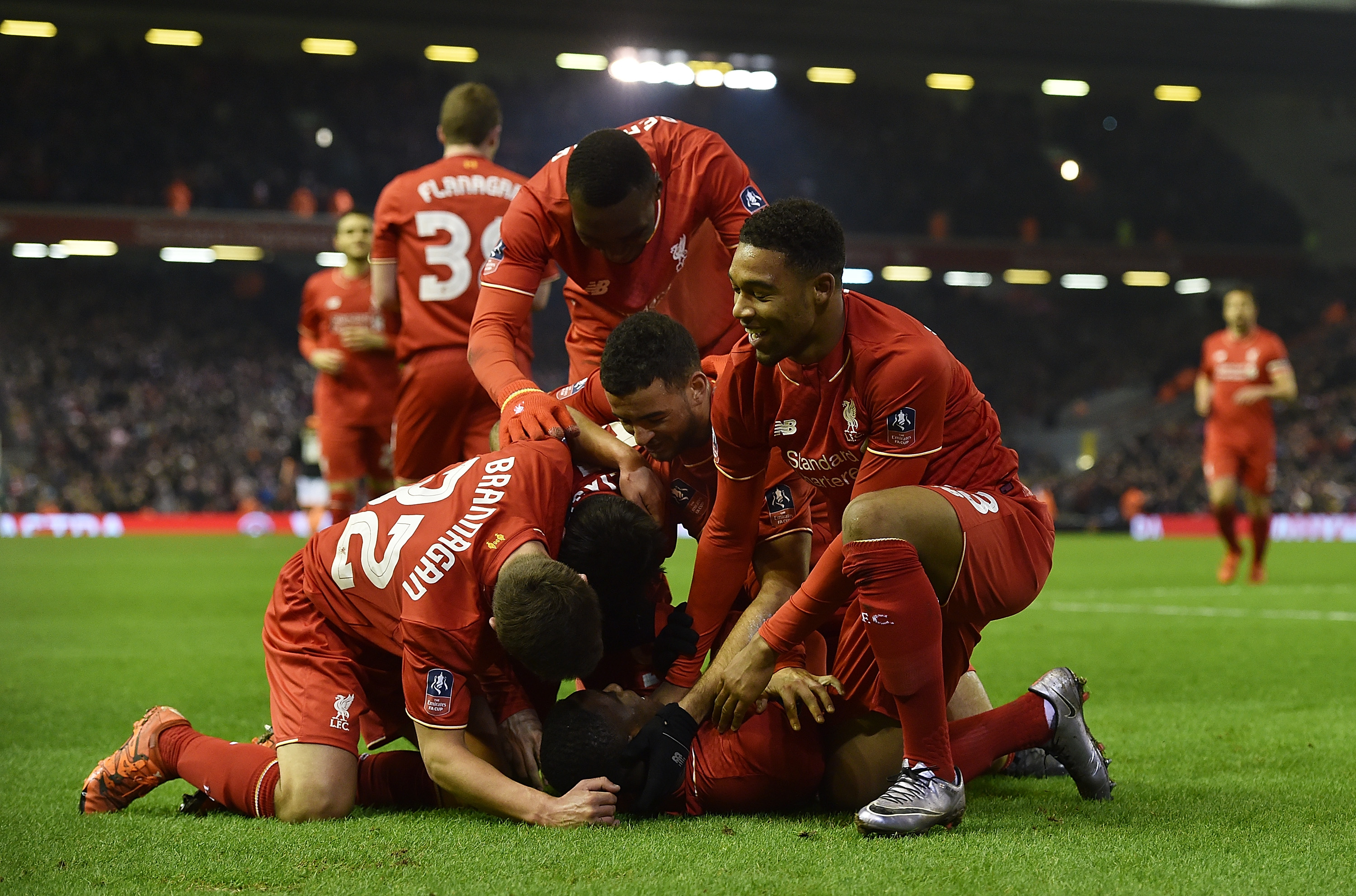 马赫雷斯和知名说唱歌手一同出镜，展示阿尔及利亚队新球衣（马赫雷斯携知名说唱歌手亮相，发布阿尔及利亚队新战袍）