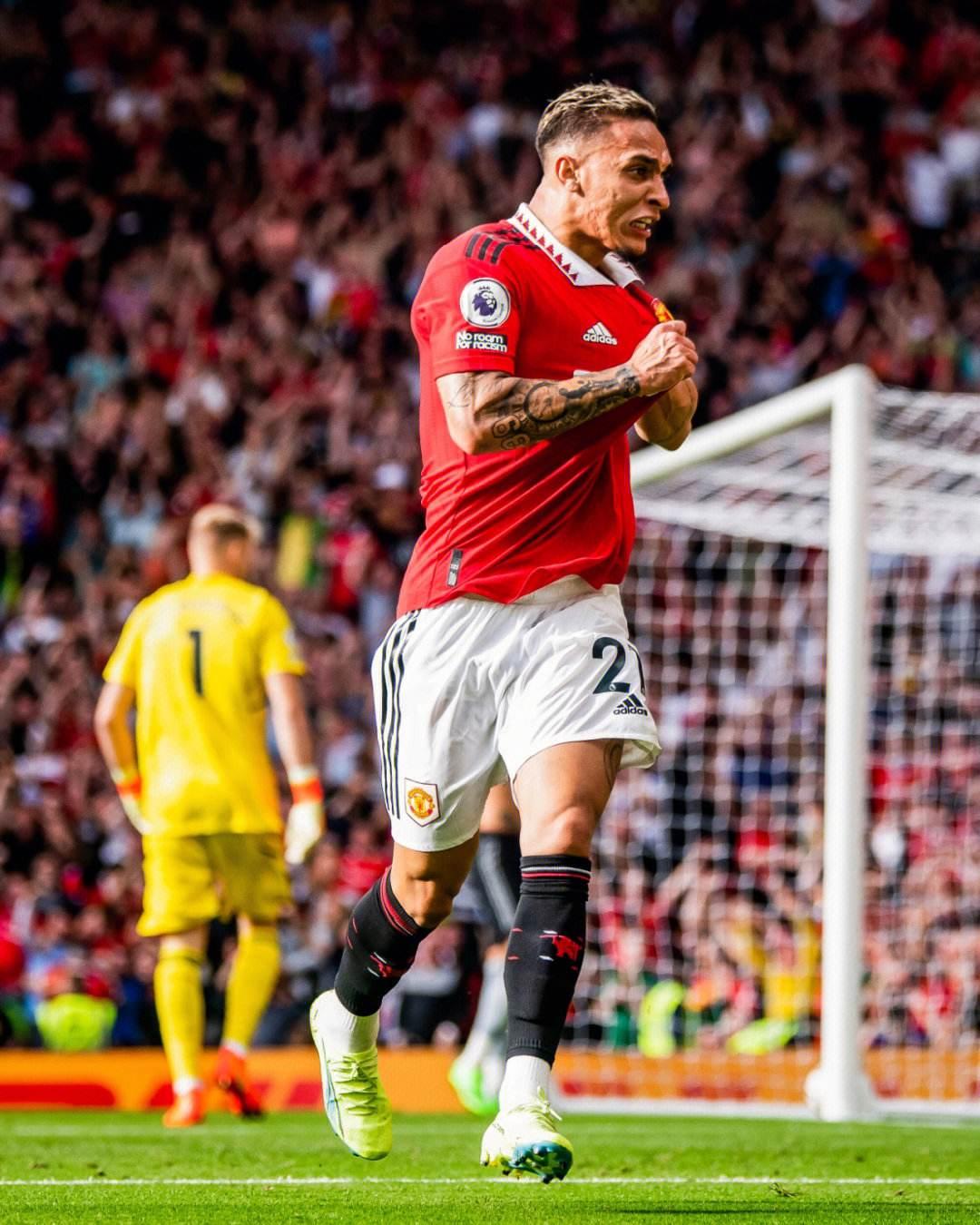 那一脚出去，全场屏住呼吸（这一脚踢出，全场屏息凝神）