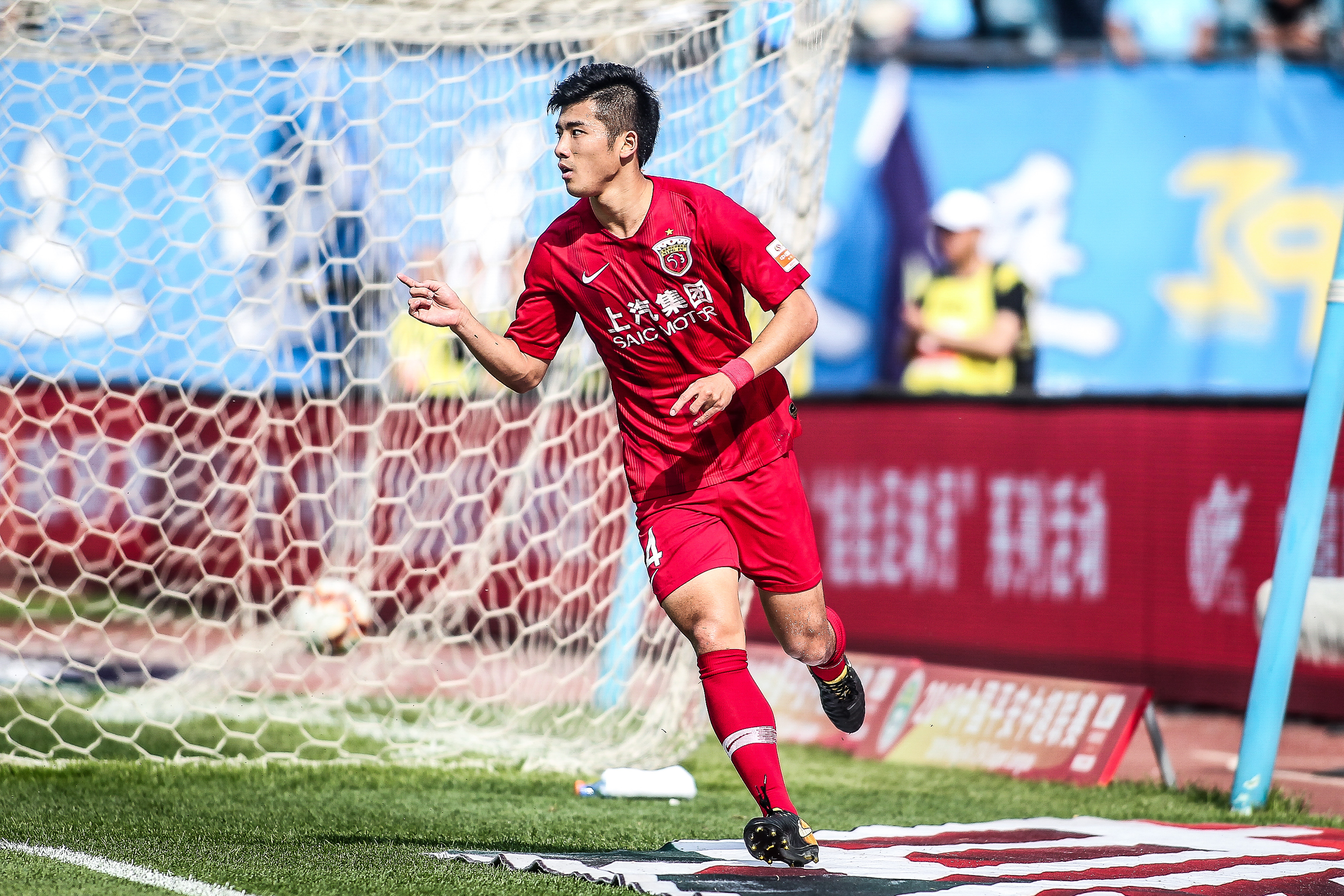 独行侠胜篮网，浓眉赛后赠球衣予小球迷（独行侠击败篮网，浓眉赛后将球衣赠送小球迷）