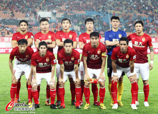 利物浦暂时摆脱困境，但斯洛特执教仍存疑，维尔茨与基耶萨表现关键，战术调整引发争议。（利物浦短暂回暖，斯洛特执教仍受质疑；维尔茨与基耶萨成关键，战术调整掀起争议）