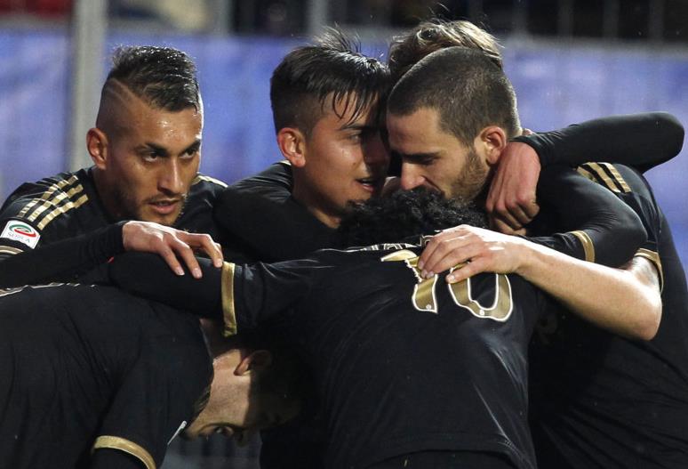 前一刻还在与民众招手，妻子抱着他大哭不止（刚才还对民众挥手致意，妻子此刻抱着他泣不成声）