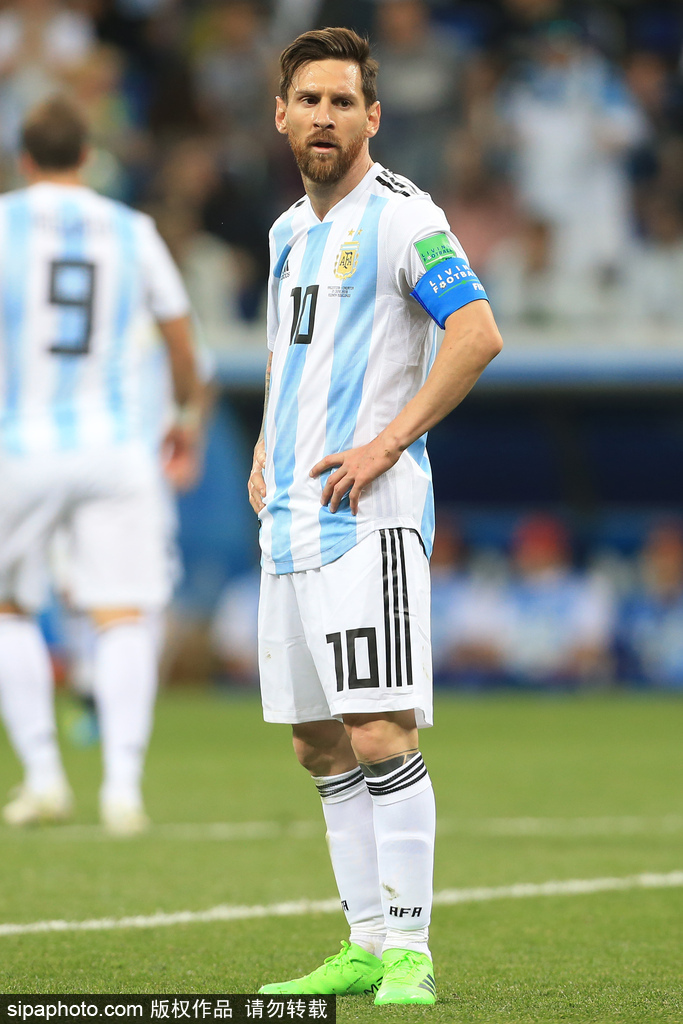 躺着进球，热那亚前锋科隆博在倒地情况下一脚完成破门（倒地卧射破门，热那亚前锋科隆博一脚建功）