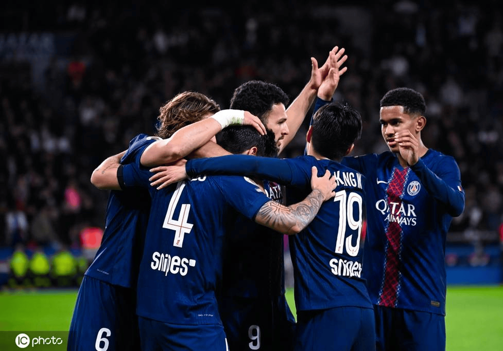 日本队2026年世界杯球衣：深蓝色底色+浅蓝色波浪状图案（日本队2026世界杯新球衣：深蓝主色，浅蓝波浪纹点缀）