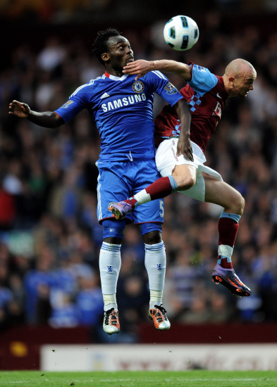 太阳报：麦克托米奈领意甲最佳球员奖，被女友透视着装抢风头（太阳报：麦克托米奈荣膺意甲最佳，女友透视造型抢尽风头）