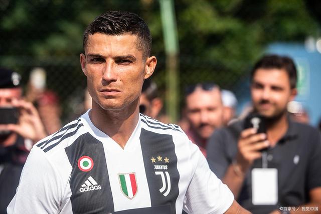 每体：法兰克福球迷有1000人无门票想混进场，被安保当时驱离（每体：约千名法兰克福球迷无票试图入场，已被安保当场驱离）